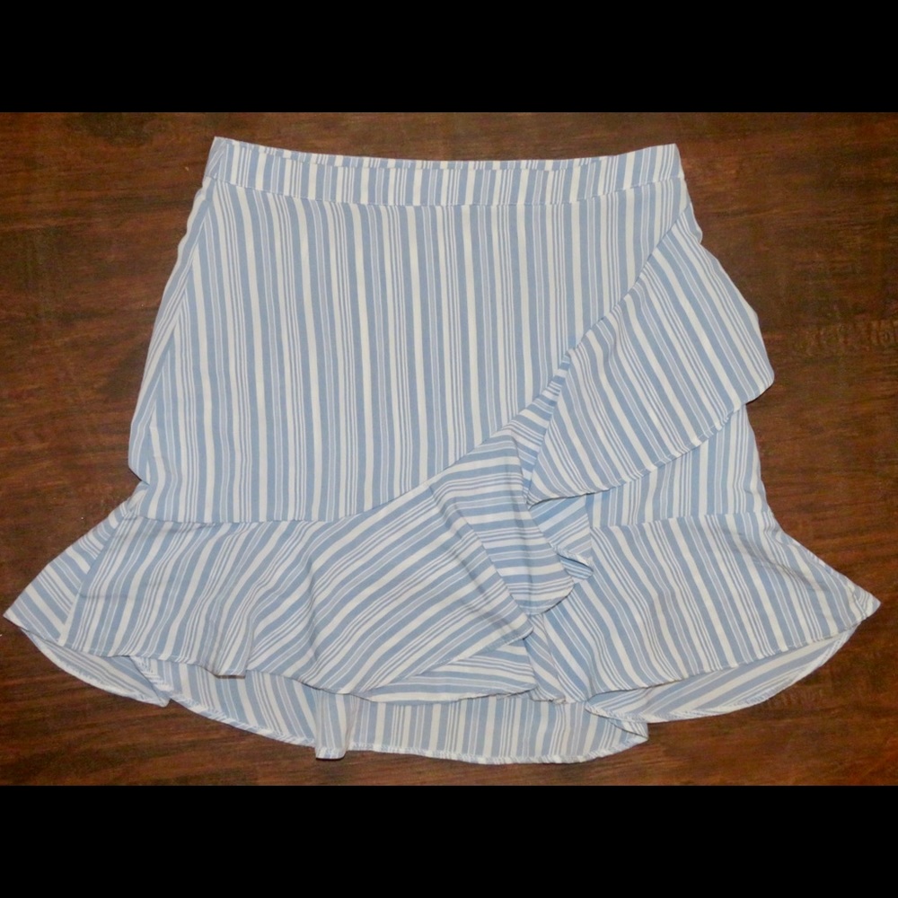 High wasted, striped skirt